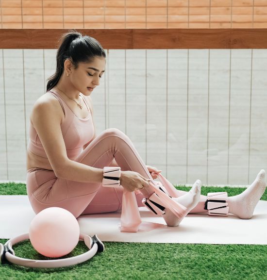 a girl peform gym exercise on equipment